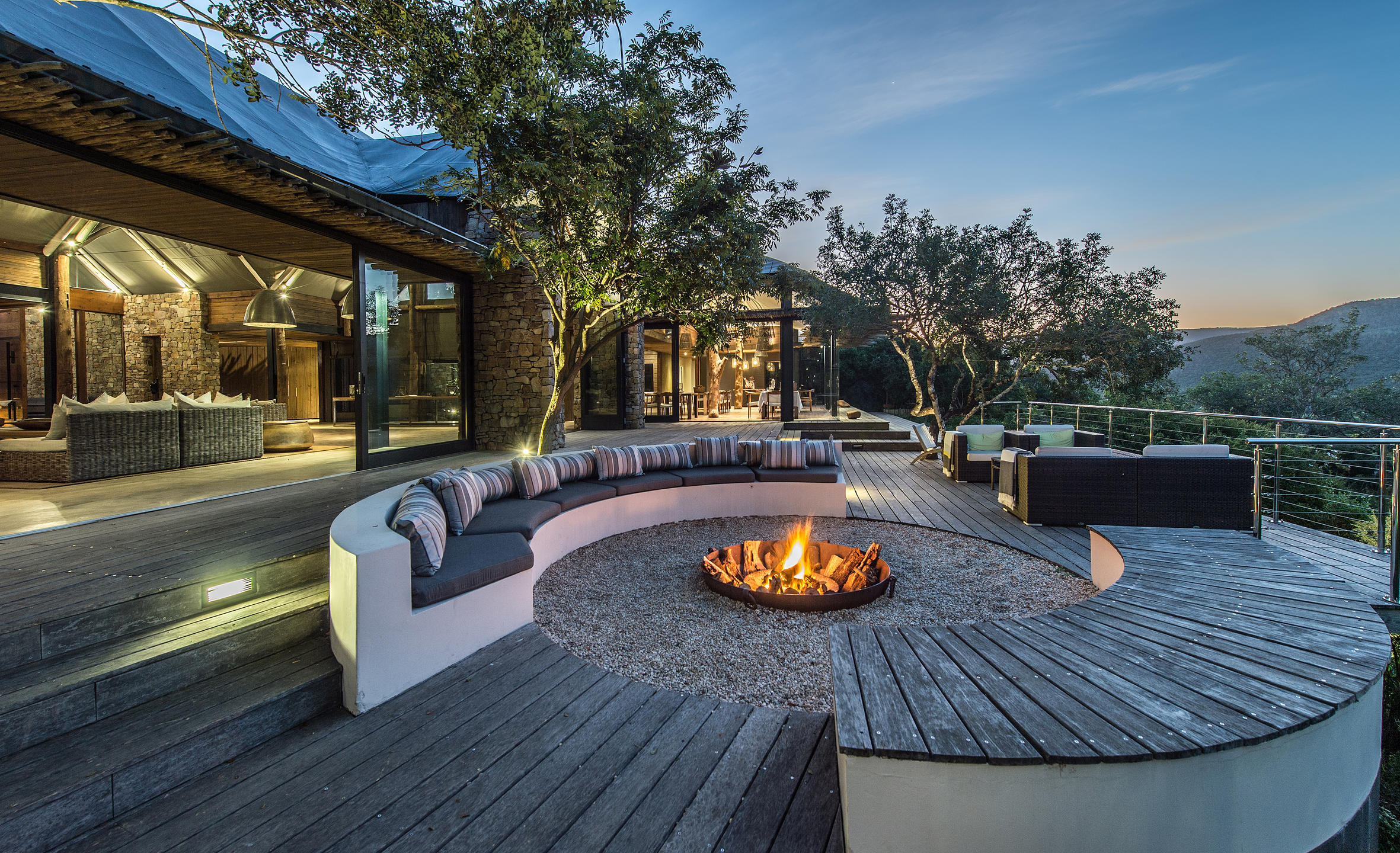 Kariega Settlers Drift safari deck and fire pit area