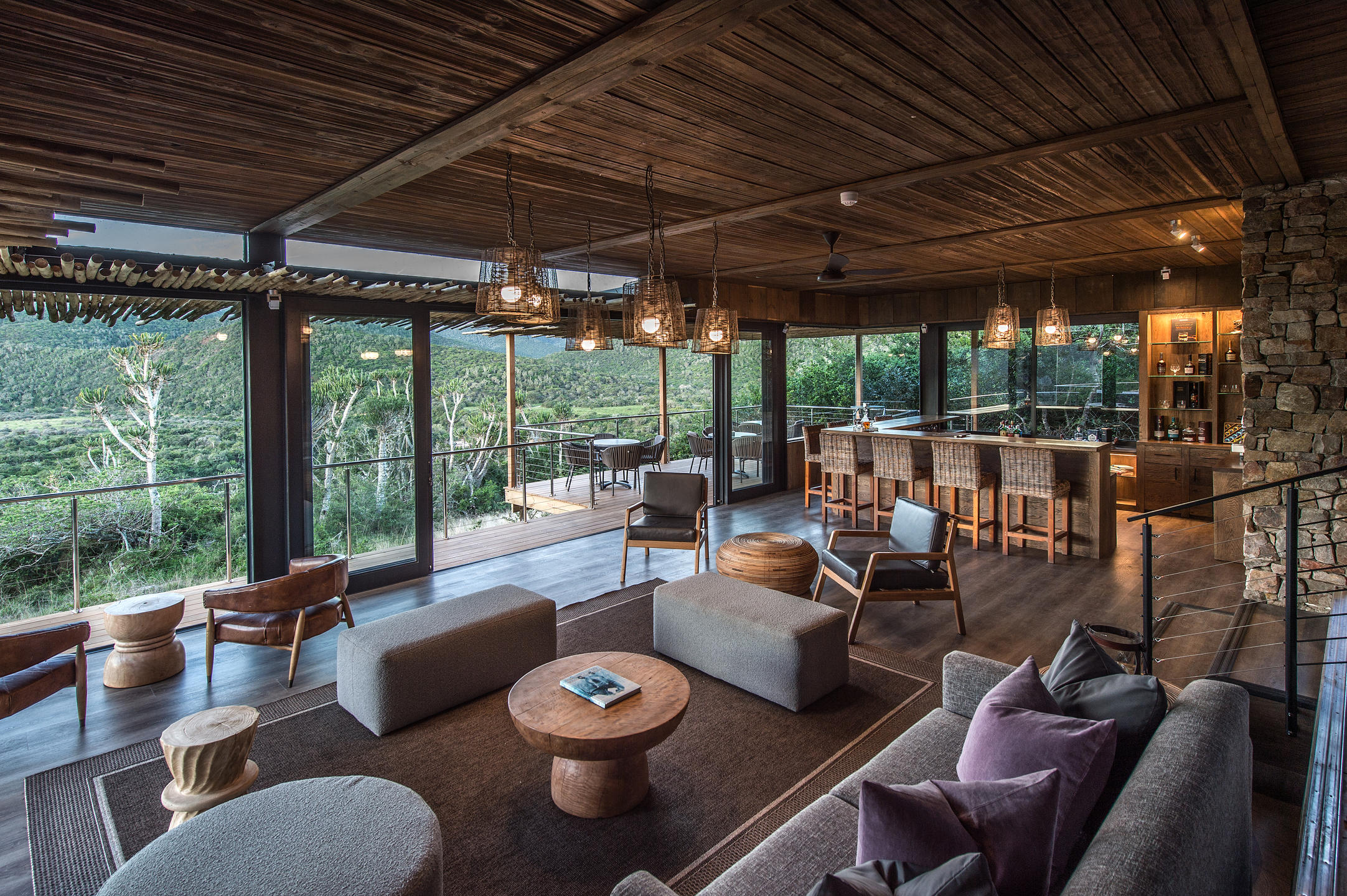 Kariega Settlers Drift Lodge bar and lounge area